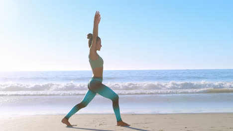 Mujer-Realizando-Yoga-En-La-Playa-4k