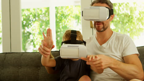 Vater-Und-Sohn-Nutzen-Virtual-Reality-Headset-Auf-Dem-Sofa-4k