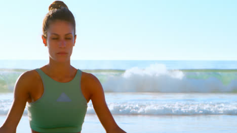 Fitte-Frau,-Die-Yoga-Am-Strand-4k-Durchführt
