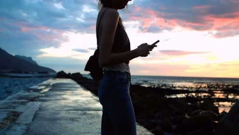 Mujer-Tomando-Selfie-En-El-Paseo-Marítimo-De-La-Playa-4k