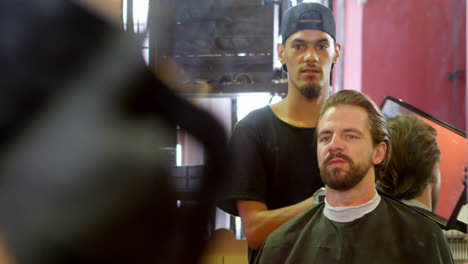 Barbero-Mostrando-Al-Hombre-Su-Corte-De-Pelo-En-El-Espejo-4k