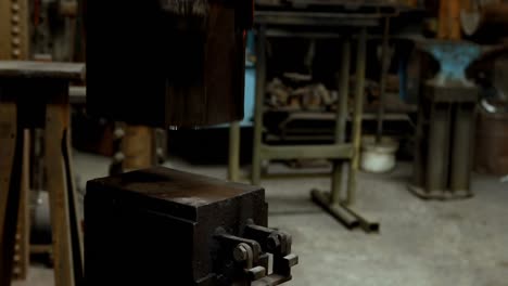 Formmaschine-In-Der-Werkstatt-4k