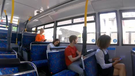 Viajeros-Que-Viajan-En-Un-Autobús-4k