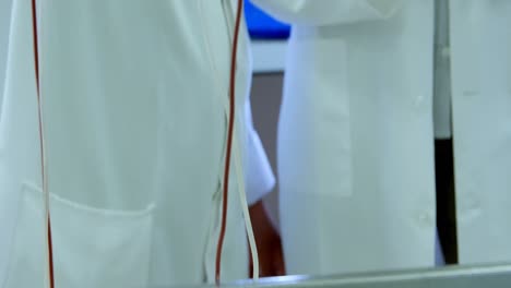 Labortechniker-Analysieren-Blutbeutel-4k