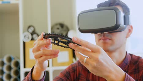Mechanic-holding-chain-ring-while-using-virtual-reality-headset-4k