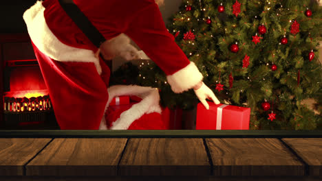Holzvordergrund-Mit-Dem-Weihnachtsmann,-Der-Geschenke-Zum-Weihnachtsbaum-Bringt