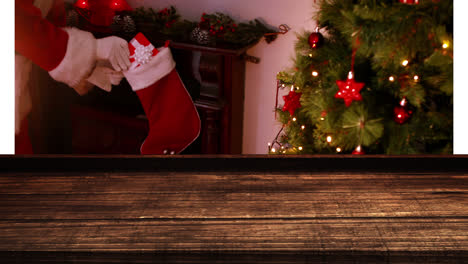Hölzerner-Vordergrund-Mit-Weihnachtlichem-Hintergrund-Des-Weihnachtsmanns,-Der-Geschenke-Zum-Strumpf-Bringt