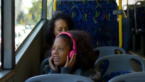 Mädchen-Hört-Musik-über-Kopfhörer,-Während-Sie-Im-Bus-4k-Unterwegs-Ist