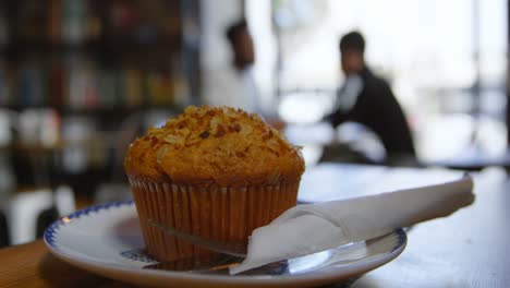 Cupcake-on-plate-in-cafe-4k
