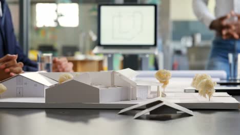 Modelo-Arquitectónico-Sobre-La-Mesa-4k