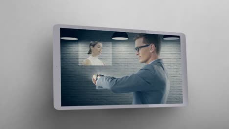 Tablet-Zeigt-Mann,-Der-Smartwatch-Verwendet,-Um-Video-Zu-Kommunizieren