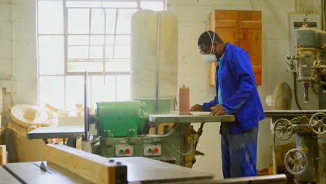 Worker-making-mold-in-foundry-workshop-4k