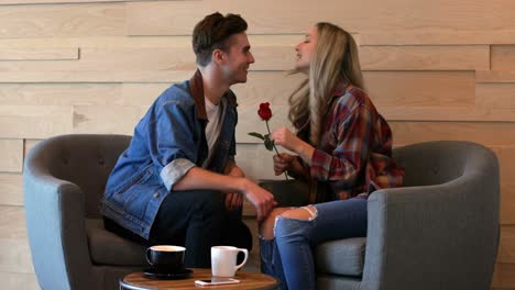 Junges-Romantisches-Paar,-Das-Im-Café-4k-Miteinander-Interagiert
