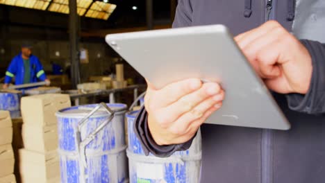 Arbeiter-Nutzt-Digitales-Tablet-In-Der-Gießereiwerkstatt-4k