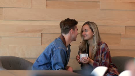 Romantisches-Paar-Küsst-Sich-Im-Café-4k