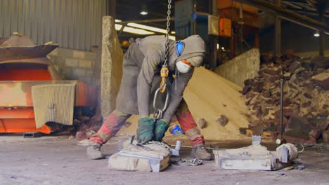 Worker-operating-crane-in-foundry-workshop-4k