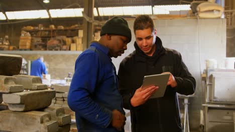 Arbeiter-Diskutieren-über-Ein-Digitales-Tablet-In-Der-Werkstatt-4K