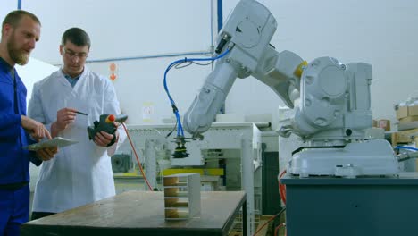 Ingenieros-Robóticos-Probando-Máquina-Robótica-En-Almacén-4k