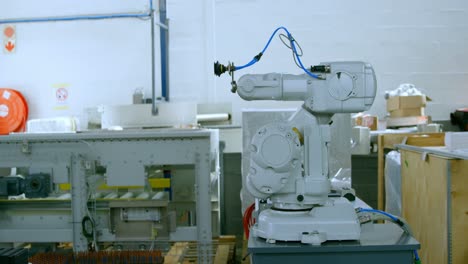 Moderne-Robotermaschine-Im-Lager-4k