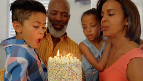 Vista-Frontal-De-Una-Familia-Negra-Celebrando-Su-Cumpleaños-En-La-Cocina-De-Una-Cómoda-Casa-4k