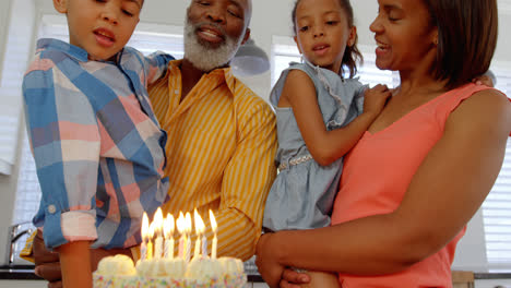 Vorderansicht-Einer-Schwarzen-Familie,-Die-In-Der-Küche-Eines-Komfortablen-Zuhauses-Geburtstag-Feiert,-4k
