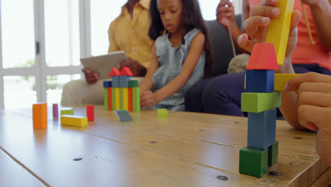 Kinder-Spielen-Mit-Bausteinen-Auf-Dem-Tisch-In-Einem-Komfortablen-Zuhause-4K