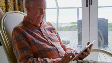 Vorderansicht-Eines-Alten-Kaukasischen-älteren-Mannes,-Der-Ein-Digitales-Tablet-Zu-Hause-In-4K-Verwendet
