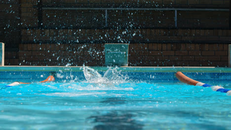 Nadadora-Nadando-Dentro-De-La-Piscina-4k