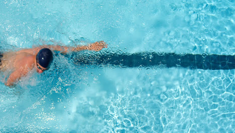 Männlicher-Schwimmer-Schwimmt-Im-Pool-4k