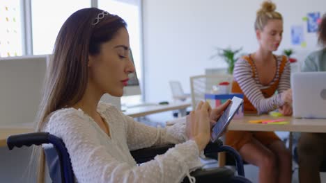 Seitenansicht-Einer-Jungen-Kaukasischen-Behinderten-Frau,-Die-In-Einem-Modernen-Büro-4k-An-Einem-Digitalen-Tablet-Arbeitet
