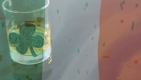 Vaso-De-Whisky-Con-Un-Trébol-Sobre-Un-Fondo-De-Bandera-Irlandesa