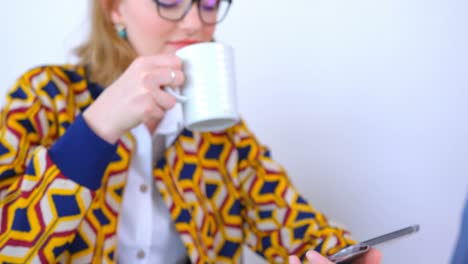 Schöne-Kaukasische-Geschäftsfrau,-Die-Kaffee-Trinkt-Und-Ein-Digitales-Tablet-Im-Modernen-Büro-4K-Verwendet