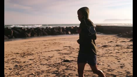 Afroamerikanischer-Männlicher-Läufer-Beim-Joggen-Am-Strand-4k