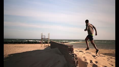 Afroamerikanischer-Männlicher-Läufer-Beim-Joggen-Am-Strand-In-Der-Sonne-4k