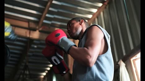 Afroamerikanischer-Boxer-übt-Boxen-Mit-Trainer-Im-Fitnessstudio-4k