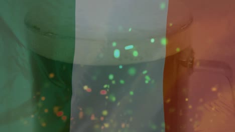 Pinta-De-Cerveza-Contra-Un-Fondo-De-Bandera-Irlandesa-Con-Partículas-Coloridas-En-Primer-Plano