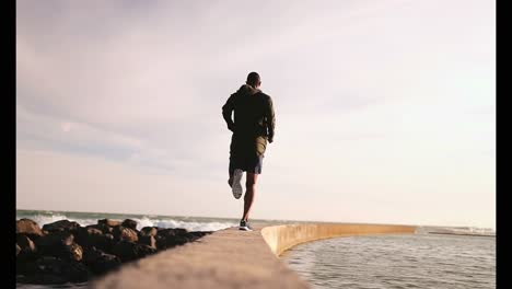 Afroamerikanischer-Männlicher-Jogger,-Der-Am-Strand-Läuft-4k