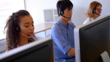 Multiethnische-Kundenvertriebsleiter-Sprechen-über-Headset-In-Modernen-Büros-In-4K