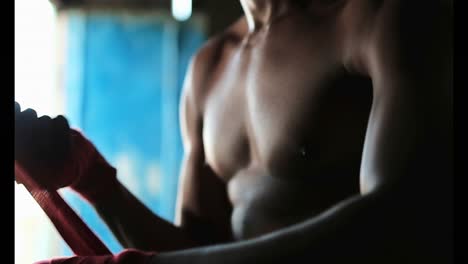 Afroamerikanischer-Männlicher-Boxer-Mit-Handbandage-Im-Fitnessstudio-4k