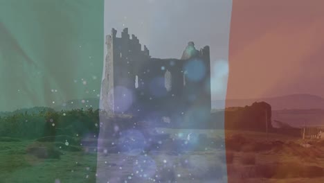 Irisches-Schloss-Auf-Dem-Hügel-Mit-Einer-Wehenden-Irischen-Flagge-Im-Vordergrund