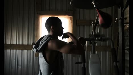 Afroamerikanischer-Männlicher-Boxer,-Der-Boxen-Im-Fitnessstudio-4k-übt