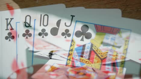 Kartenspiel-Auf-Holztisch-Mit-Chips-Und-Karten-Im-Vordergrund
