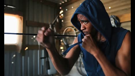 Afroamerikanischer-Männlicher-Boxer,-Der-Boxen-Im-Fitnessstudio-4k-übt