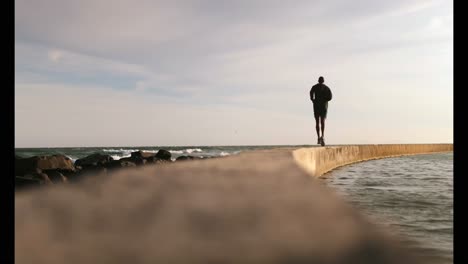 Corredor-Masculino-Afroamericano-Corriendo-En-La-Playa-4k