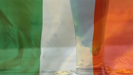 Pint-Bier-Mit-Grüner-Farbe-Und-Einer-Irischen-Flagge-Im-Vordergrund