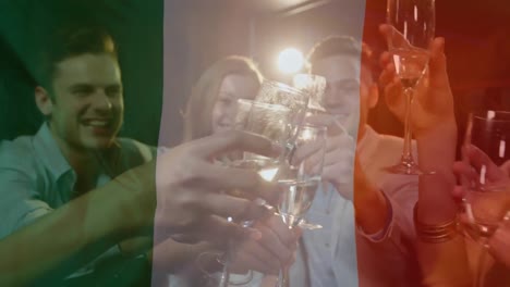 Zusammensetzung-Von-Freunden,-Die-Mit-Irischer-Flagge-In-Transparenz-Trinken
