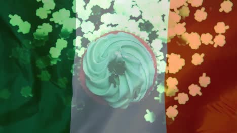 Tréboles-En-Papel-Cayendo-Sobre-Un-Muffin-Contra-Una-Bandera-Irlandesa