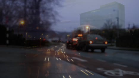 Auf-Der-Straße-Fahrende-Autos-Mit-Einer-Digitalen-Verkehrsanimation-Im-Vordergrund