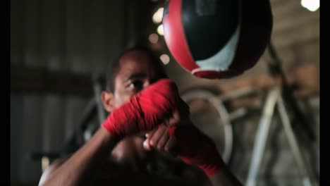 Boxeador-Afroamericano-Practicando-Boxeo-En-Gimnasio-4k