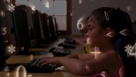 Mädchen-Tippt-Am-Computer-Mit-Mathe-Symbolen